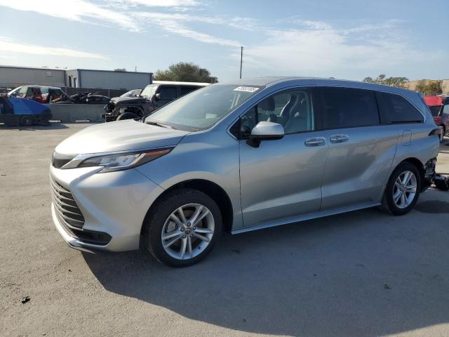TOYOTA SIENNA LE 2023 with VIN 5TDKRKEC2PS163690 - Photo from auction