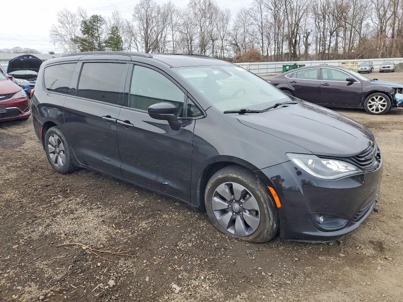 Photo 4 from auction – 2018 CHRYSLER PACIFICA with VIN 2C4RC1N70JR339682