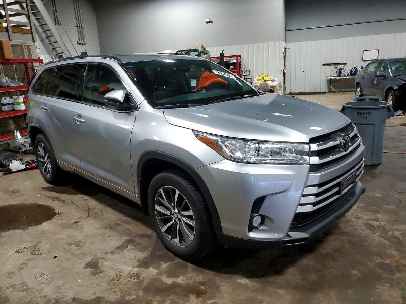 Photo 4 from auction – 2017 TOYOTA HIGHLANDER with VIN 5TDJZRFH4HS372672