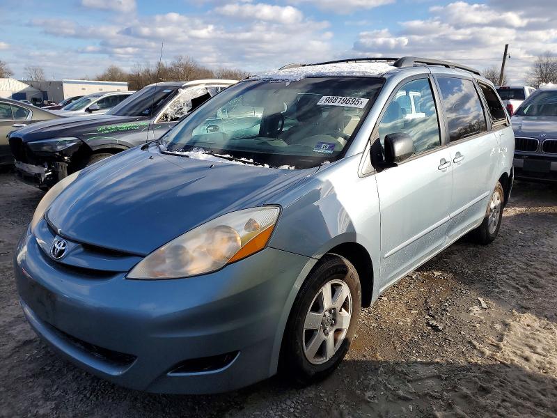 TOYOTA SIENNA 2010 с VIN 5TDKK4CC7AS342236 - Снимка от търг