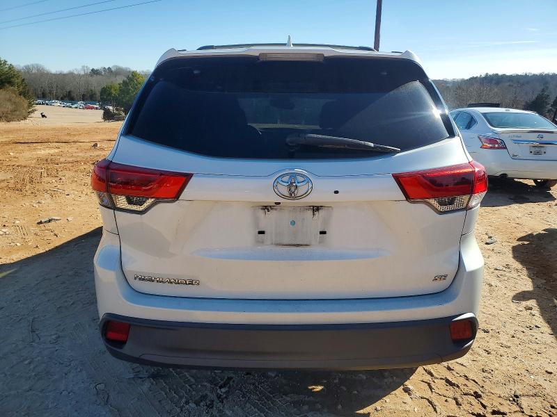 Photo 6 from auction – 2018 TOYOTA HIGHLANDER with VIN 5TDKZRFH0JS528846