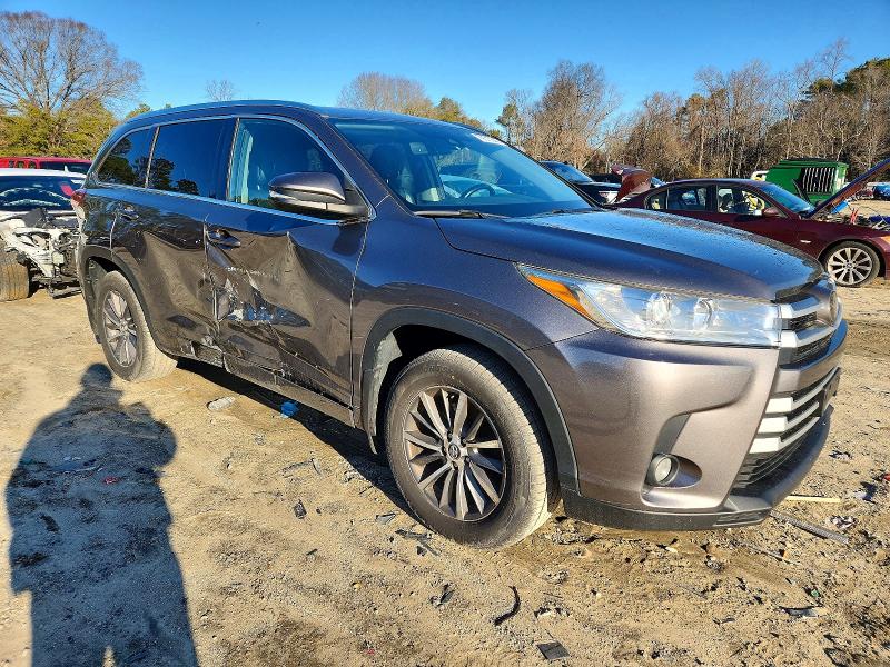 Photo 4 from auction – 2018 TOYOTA HIGHLANDER with VIN 5TDJZRFH6JS873665