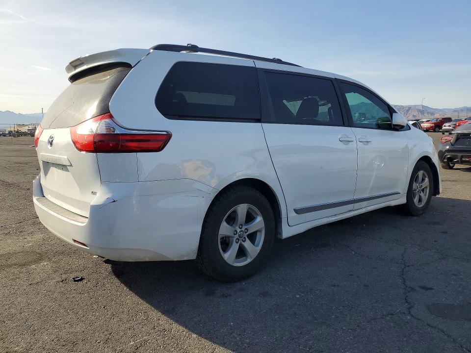 Photo 3 from auction – 2018 TOYOTA SIENNA with VIN 5TDKZ3DC8JS928366
