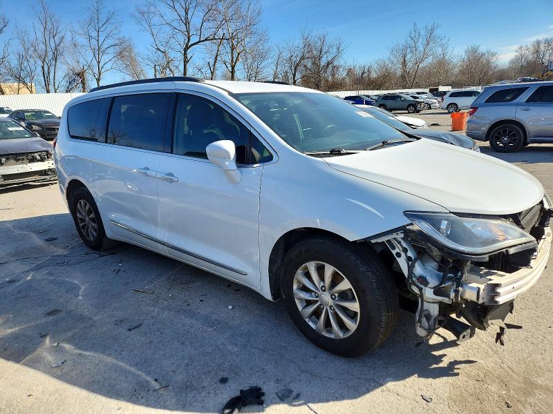 Photo 4 from auction – 2017 CHRYSLER PACIFICA T with VIN 2C4RC1BG9HR524599