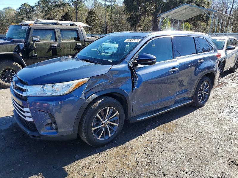 TOYOTA HIGHLANDER 2018 with VIN 5TDKZRFH7JS260197 - Photo from auction