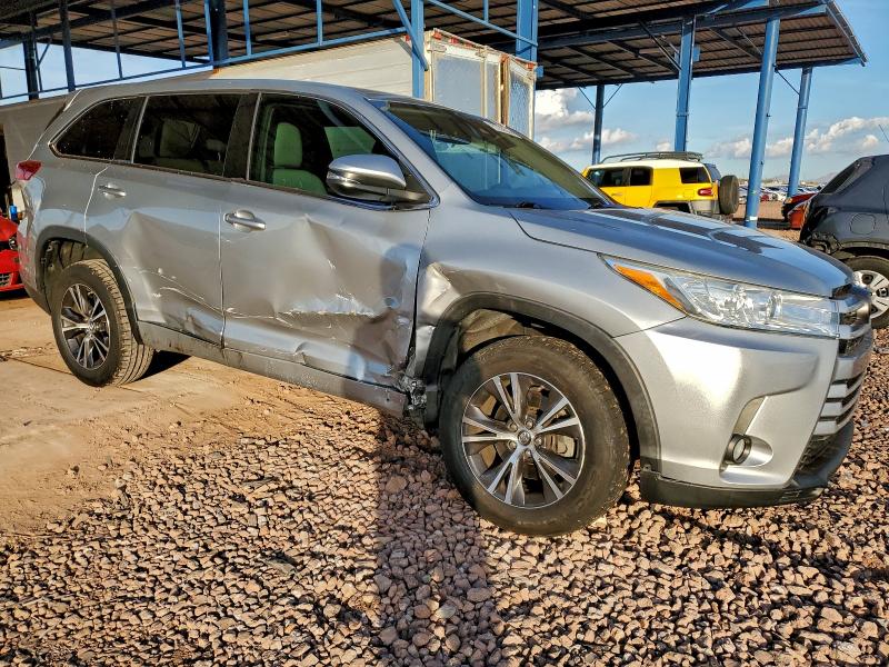 Photo 4 from auction – 2017 TOYOTA HIGHLANDER with VIN 5TDZZRFH8HS226052