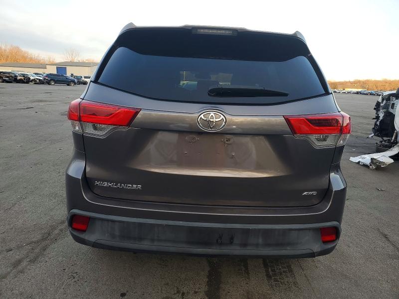 Photo 6 from auction – 2018 TOYOTA HIGHLANDER with VIN 5TDBZRFH6JS827970