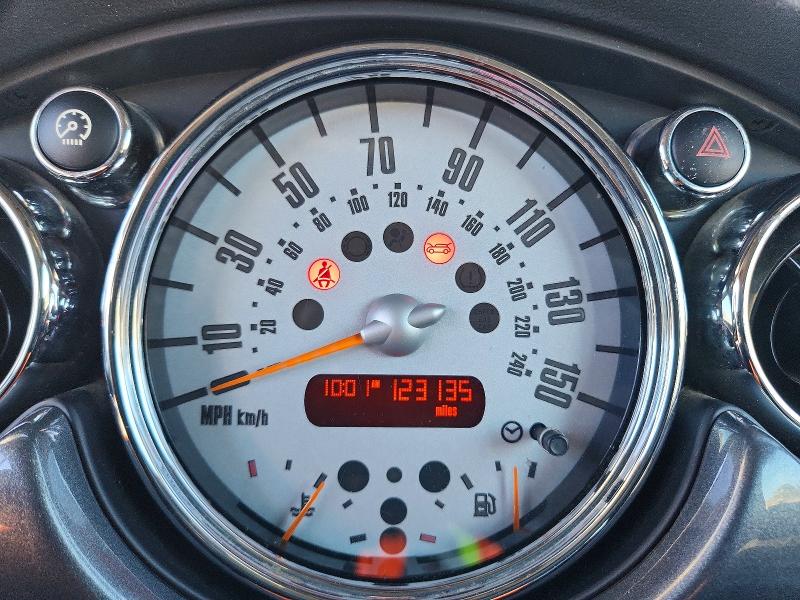 Photo 9 from auction – 2006 MINI COOPER with VIN WMWRC33556TK64049