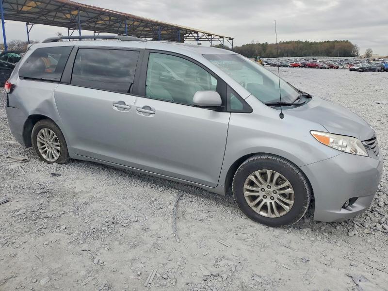Photo 4 from auction – 2014 TOYOTA SIENNA XLE with VIN 5TDYK3DC8ES470106