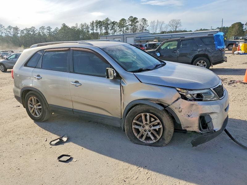 Photo 4 from auction – 2015 KIA SORENTO LX with VIN 5XYKT3A64FG628148