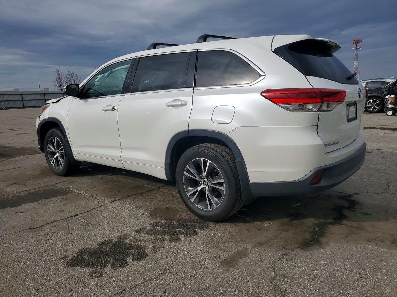 Photo 2 from auction – 2017 TOYOTA HIGHLANDER with VIN 5TDBZRFHXHS419594