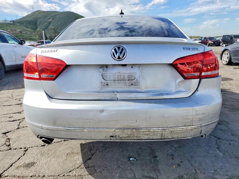 Photo 6 from auction – 2015 VOLKSWAGEN PASSAT SEL with VIN 1VWCV7A32FC083757