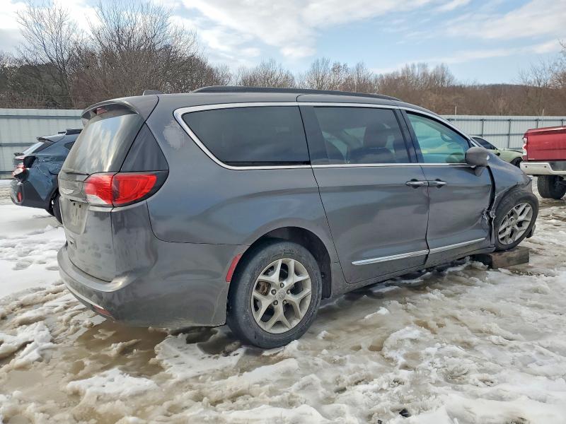 Photo 3 from auction – 2017 CHRYSLER PACIFICA with VIN 2C4RC1BG7HR820799