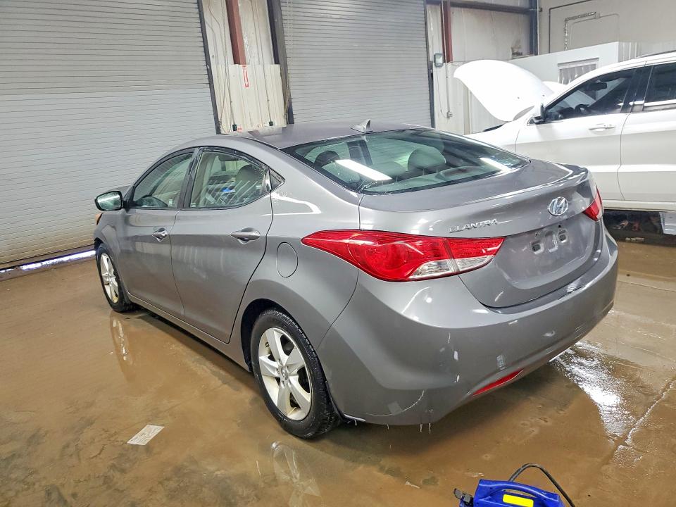 Photo 2 from auction – 2013 HYUNDAI ELANTRA GL with VIN 5NPDH4AE2DH289595