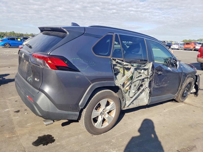 Photo 3 from auction – 2019 TOYOTA RAV4 XLE with VIN JTMW1RFV0KD009243