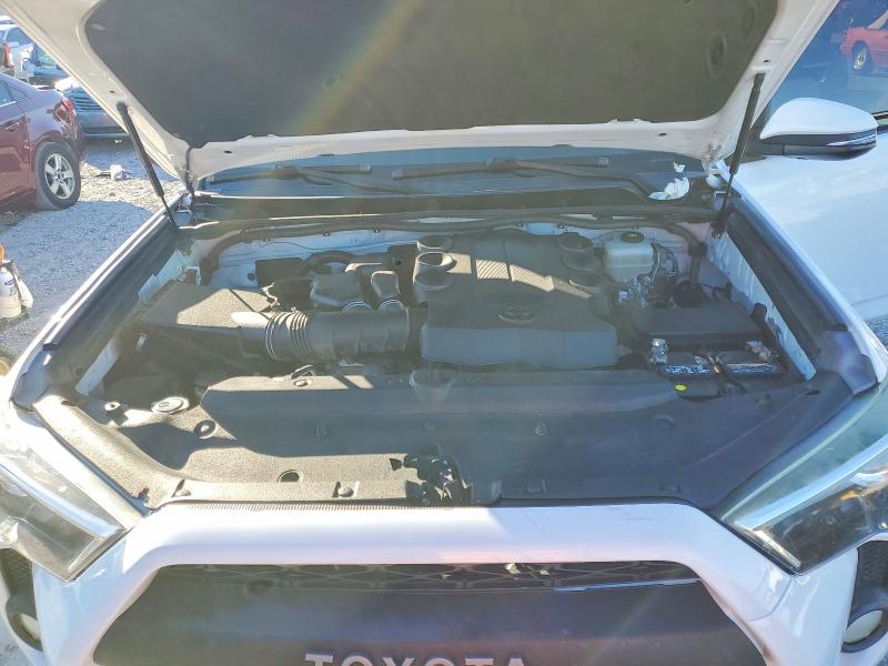 Photo 12 from auction – 2018 TOYOTA 4RUNNER SR with VIN JTEBU5JR0J5591342