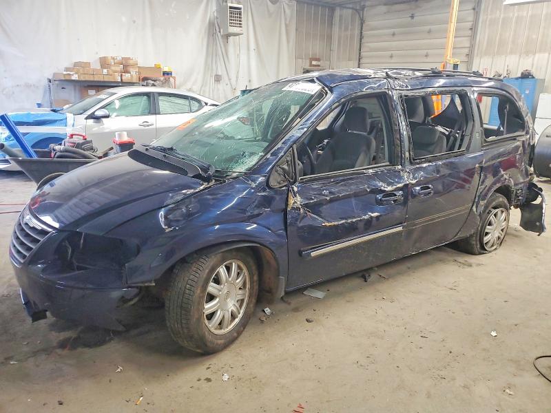 CHRYSLER TOWN & COU 2005 with VIN 2C4GP54L45R211694 - Photo from auction
