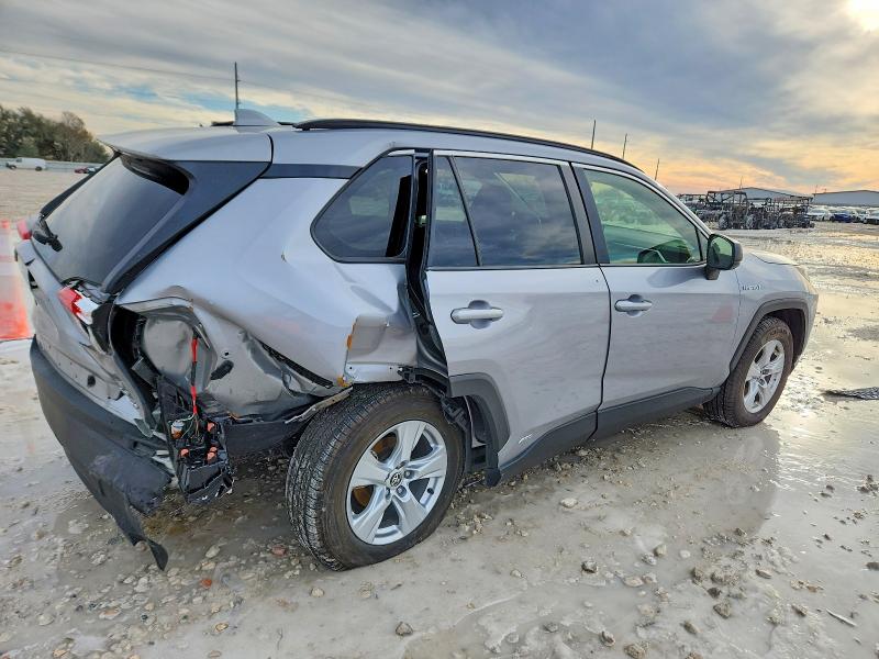 Photo 3 from auction – 2021 TOYOTA RAV4 LE with VIN JTMLWRFVXMD133897