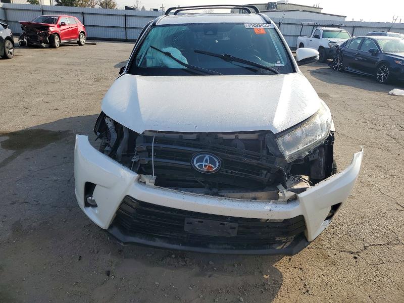 Photo 5 from auction – 2018 TOYOTA HIGHLANDER with VIN 5TDKZRFH5JS549210