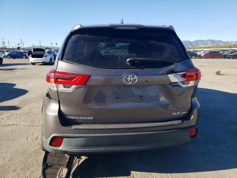 Photo 6 from auction – 2018 TOYOTA HIGHLANDER with VIN 5TDJZRFH6JS843887