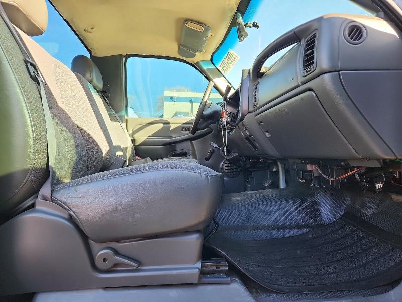 Photo 10 from auction – 2005 CHEVROLET SILVERADO with VIN 1GCEC14X55Z227133