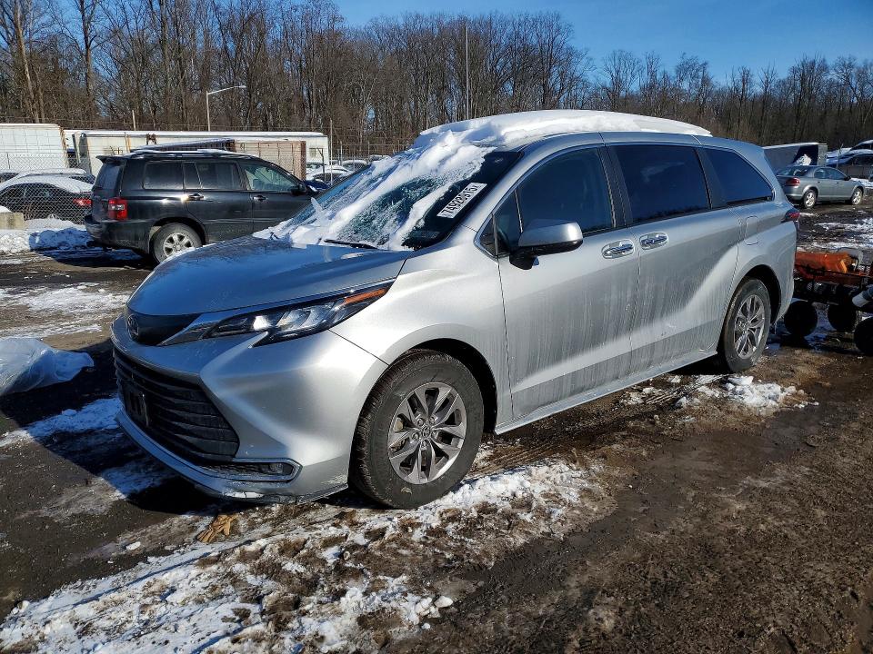 TOYOTA SIENNA 2023 with VIN 5TDYRKEC3PS157312 - Photo from auction