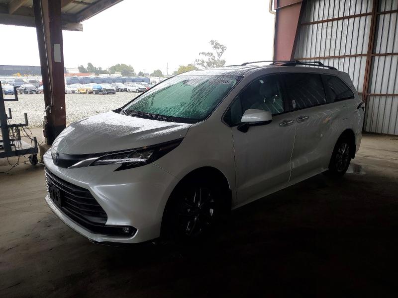TOYOTA SIENNA 2025 with VIN 5TDJRKEC8SS262602 - Photo from auction