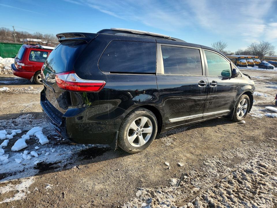 Photo 3 from auction – 2017 TOYOTA SIENNA with VIN 5TDKZ3DC6HS874804