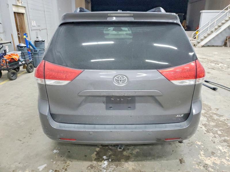 Photo 6 from auction – 2014 TOYOTA SIENNA XLE with VIN 5TDYK3DC9ES418905