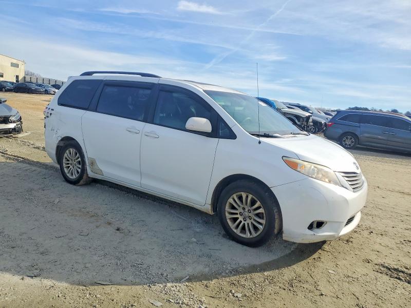 Photo 4 from auction – 2011 TOYOTA SIENNA XLE with VIN 5TDYK3DC8BS040328