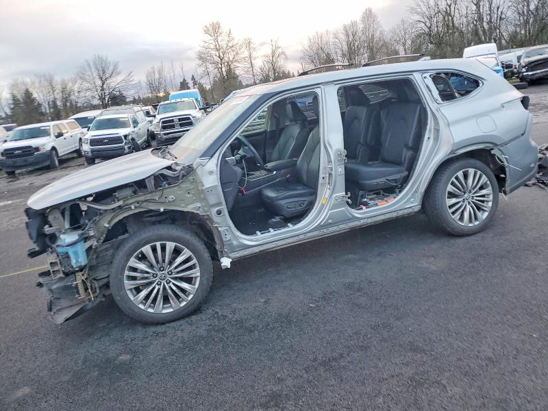 TOYOTA HIGHLANDER 2022 with VIN 5TDEBRCH6NS091219 - Photo from auction