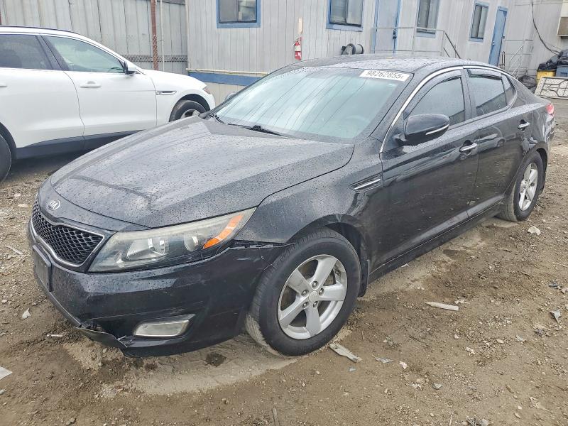 KIA OPTIMA LX 2015 مع رقم تعريف المركبة 5XXGM4A75FG475947 - صورة من المزاد
