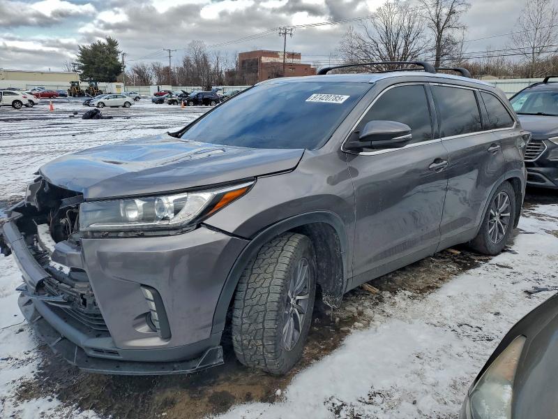TOYOTA HIGHLANDER 2019 with VIN 5TDJZRFH1KS599812 - Photo from auction