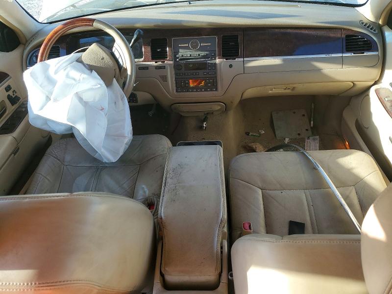 Photo 8 from auction – 2010 LINCOLN TOWN CAR S with VIN 2LNBL8CV5AX622145