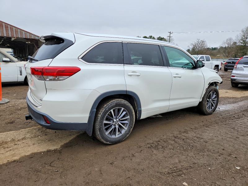 Photo 3 from auction – 2017 TOYOTA HIGHLANDER with VIN 5TDKZRFH8HS525624