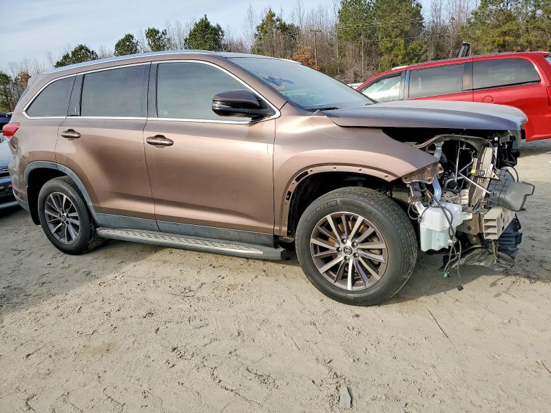 Photo 4 from auction – 2019 TOYOTA HIGHLANDER with VIN 5TDKZRFHXKS326324