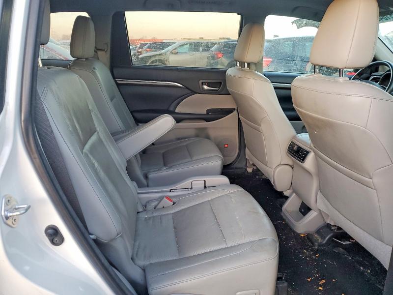 Photo 11 from auction – 2016 TOYOTA HIGHLANDER with VIN 5TDDKRFH2GS228876