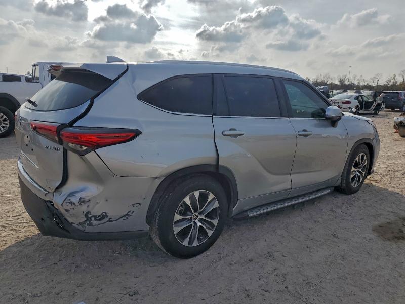 Photo 3 from auction – 2022 TOYOTA HIGHLANDER with VIN 5TDGARAH5NS514015