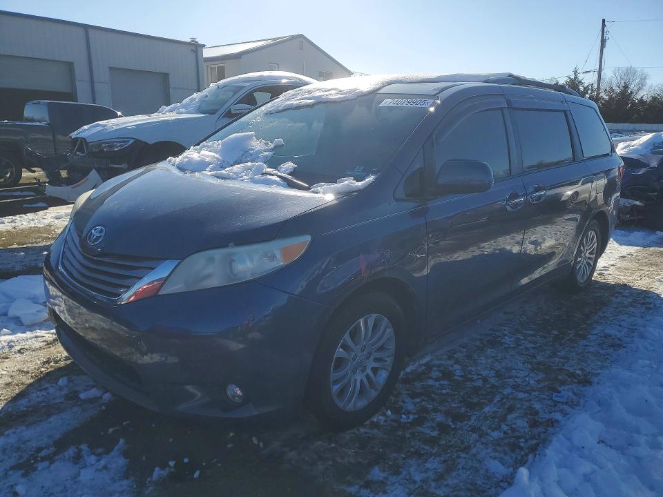 TOYOTA SIENNA XLE 2017 with VIN 5TDYZ3DC0HS827908 - Photo from auction