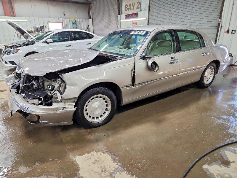 LINCOLN TOWN CAR E 2000 with VIN 1LNHM81W0YY806177 - Photo from auction