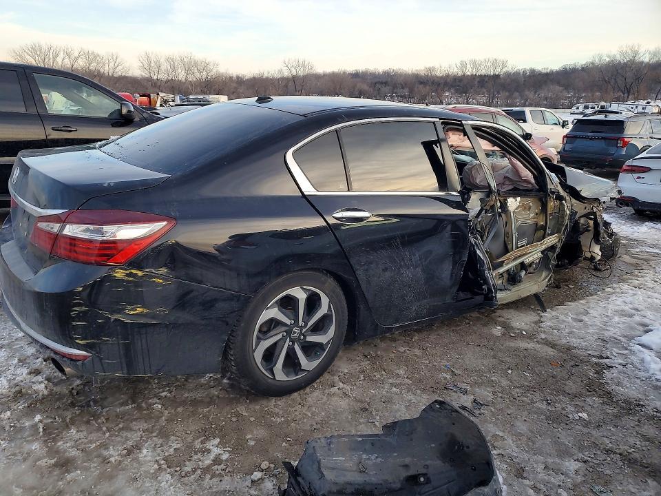 Photo 3 from auction – 2016 HONDA ACCORD with VIN 1HGCR2F07GA203527