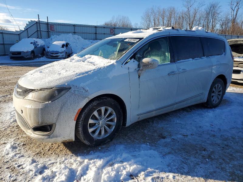 CHRYSLER PACIFICA 2017 with VIN 2C4RC1BGXHR587386 - Photo from auction