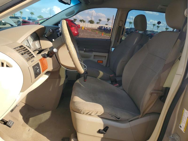 Photo 7 from auction – 2009 CHRYSLER TOWN & COU with VIN 2A8HR44E29R588582