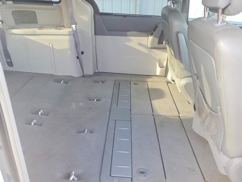 Photo 10 from auction – 2010 CHRYSLER TOWN & COU with VIN 2A4RR5D1XAR337953