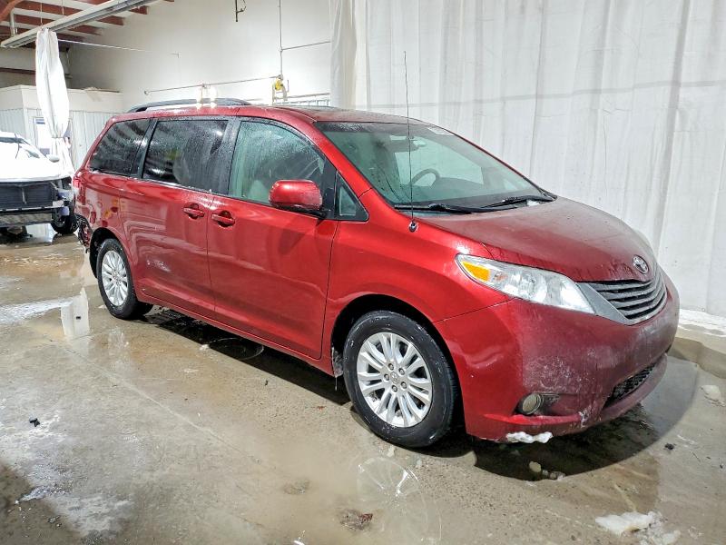 Photo 4 from auction – 2014 TOYOTA SIENNA XLE with VIN 5TDYK3DC2ES441958