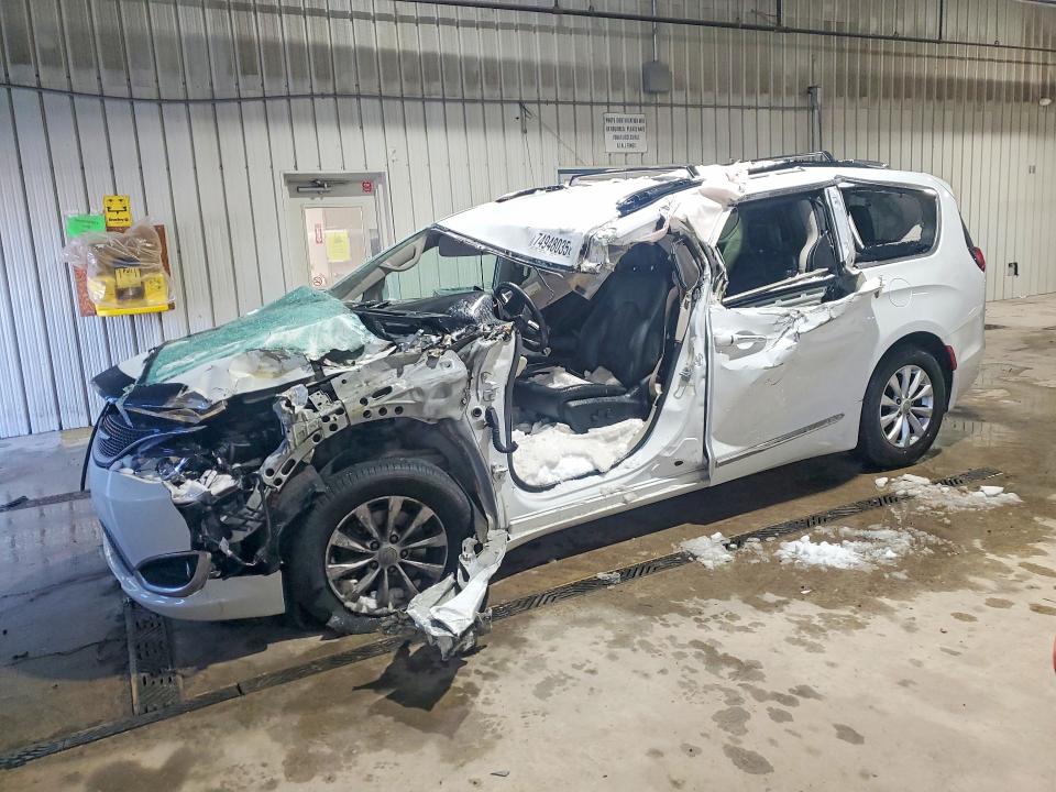 CHRYSLER PACIFICA 2019 with VIN 2C4RC1BG8KR593257 - Photo from auction