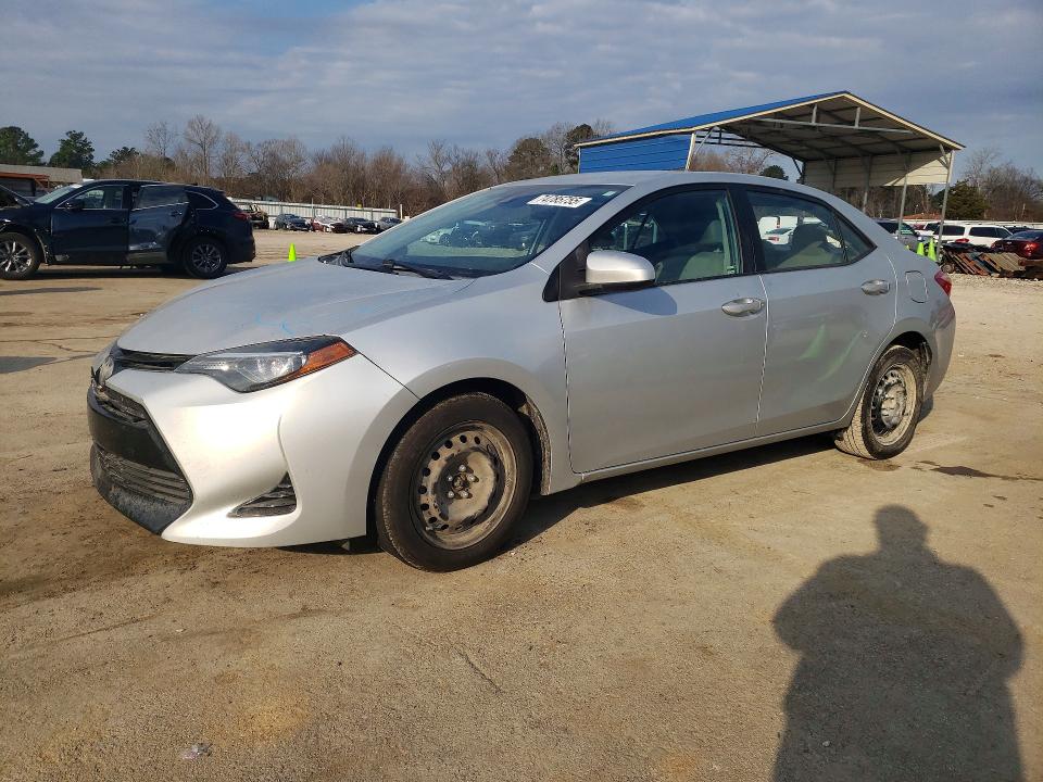 TOYOTA COROLLA L 2018 with VIN 5YFBURHE0JP745520 - Photo from auction