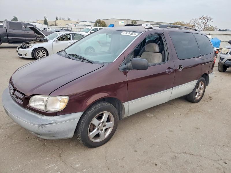 TOYOTA SIENNA LE 2000 with VIN 4T3ZF13C5YU267269 - Photo from auction