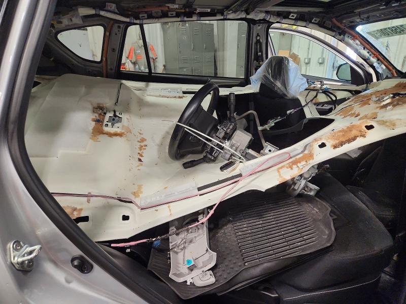 Photo 11 from auction – 2018 TOYOTA RAV4 with VIN 2T3RFREV6JW783143