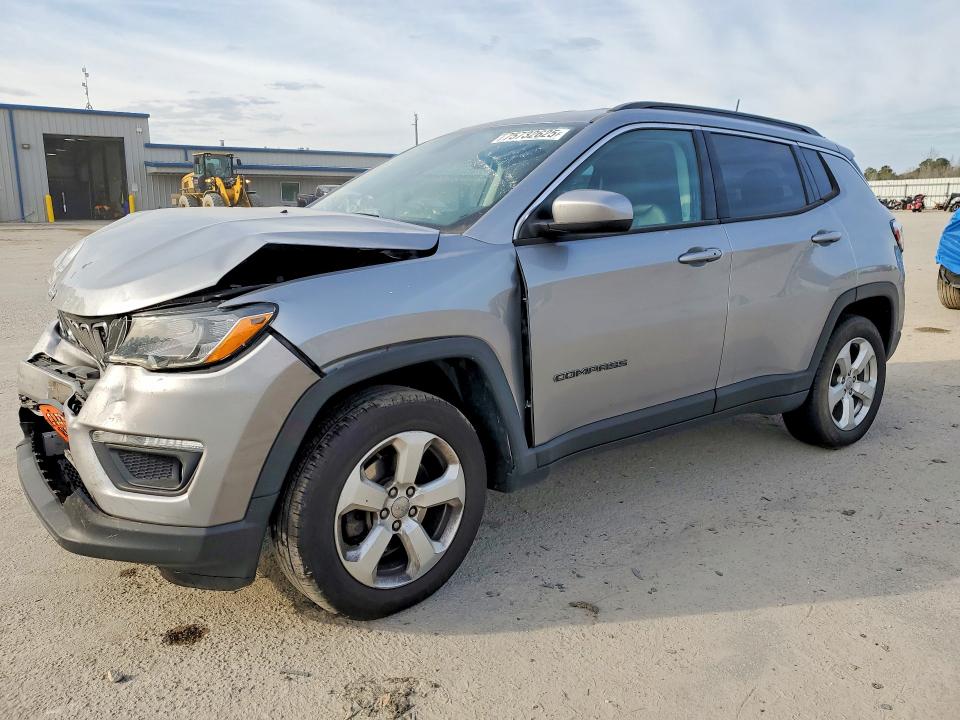 JEEP COMPASS LA 2019 with VIN 3C4NJDBB1KT670428 - Photo from auction